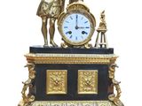 une statue représentant un homme debout à côté d'une horloge