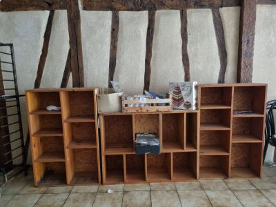 une pièce où se trouvent plusieurs bibliothèques