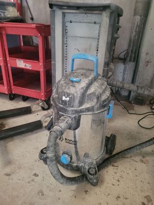 un aspirateur posé sur le sol du garage