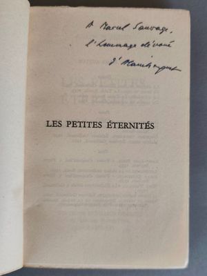 un livre ouvert dont la couverture porte un titre écrit à la main