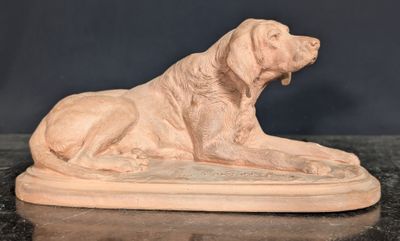 statue d'un chien couché sur une dalle de marbre