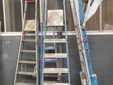 de nombreuses échelles appuyées contre le mur