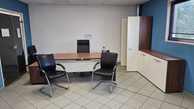 une photo d'un bureau avec deux chaises et un bureau