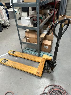 une photo d'une palette chargée de cartons dans un entrepôt