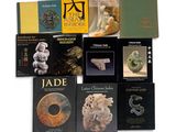 un grand nombre de livres posés sur une table