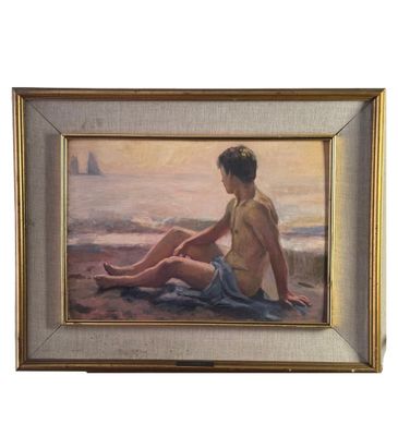 tableau représentant un garçon assis sur une plage, avec un voilier en arrière-plan