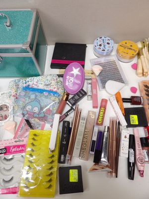 beaucoup de maquillage et de produits de maquillage posés sur une table