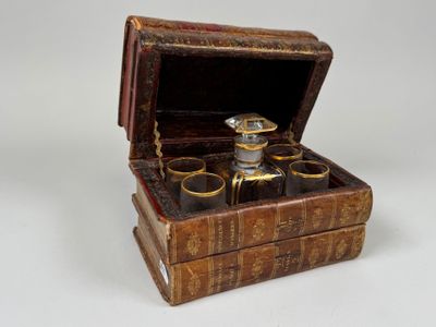 une petite boîte en bois contenant un ensemble de verres
