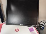 un ordinateur portable posé sur un bureau à côté d'une imprimante