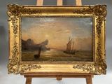 une peinture à l'huile représentant un voilier en mer, posée sur un chevalet