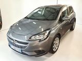 Opel grise garée dans un showroom sur fond blanc