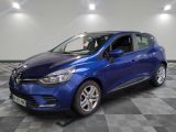 une voiture bleue garée dans un garage au sol en damier
