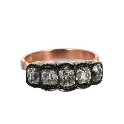 gros plan d'une bague en diamant sur fond blanc