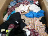 une boîte en carton remplie de vêtements et d'autres objets