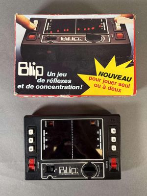 une boîte d'équipement électronique posée sur une table