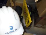 un casque de chantier blanc posé sur une boîte en carton