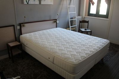 une photo d'une chambre avec un lit et une échelle