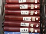 beaucoup de livres empilés sur une étagère