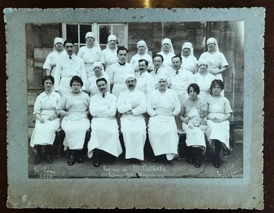 un groupe de femmes en uniforme blanc posant pour une photo
