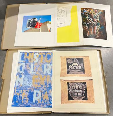 trois livres ouverts posés sur une table, avec des images dessus