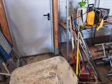 une brouette au milieu d'une pièce remplie d'outils