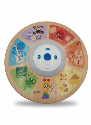 une horloge en bois sur laquelle figurent de nombreux animaux différents