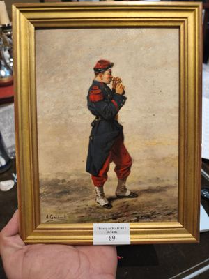 quelqu'un tient un tableau représentant un garçon avec un bonnet rouge