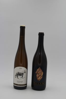 deux bouteilles de vin posées l'une à côté de l'autre sur une table