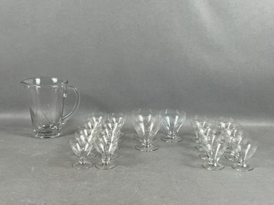 Partie de service de verres, à décor floral gravé comprenant…
