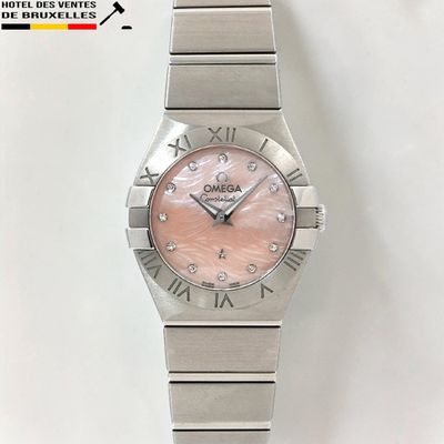 une image d'un gros plan d'une montre-bracelet sur une surface blanche