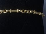un gros plan sur un bracelet porté par un mannequin, un mannequin, un mannequin, un mannequin, un mannequin, un mannequin, un mannequin, un mannequin