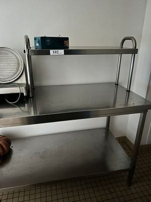 une table en acier inoxydable surmontée d'un panier