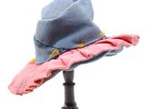 un chapeau bleu orné d'une fleur rose