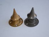 deux types de boutons différents sur une surface blanche