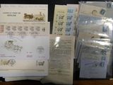 de nombreux types de timbres et d'enveloppes posés sur une table