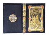un vieux livre avec une couverture dorée et bleue sur fond blanc