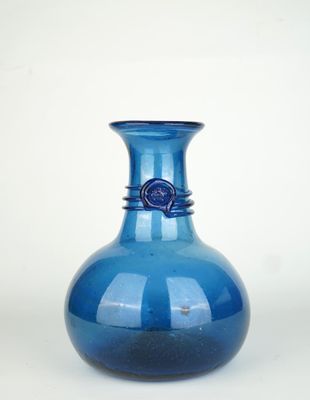 un vase bleu posé sur une table