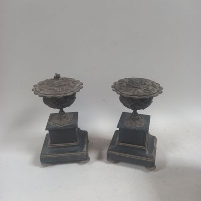 Paire de CASSOLETTES en bronze, base en marbre noir.