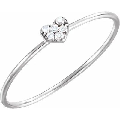 une bague en or blanc sertie d'un diamant en forme de cœur