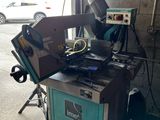 la photo d'une machine qui se trouve dans un garage