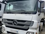 un camion blanc garé à côté d'un camion blanc