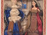 Les deux poupées sont vêtues de costumes médiévaux et se trouvent dans une boîte