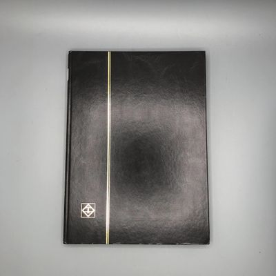 l'image d'un livre noir orné d'une ligne dorée