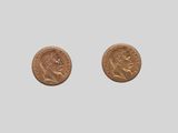 une paire de souverains en or sur lesquels figurent les portraits d'un homme et d'une femme
