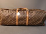 une photo d'un sac Louis Vuitton marron
