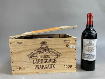 une boîte en bois avec une bouteille de vin à côté