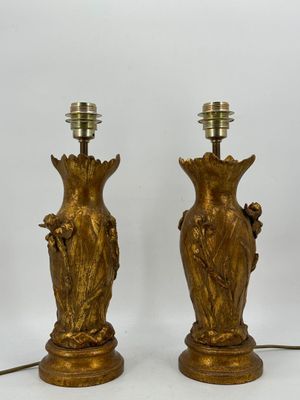 Paire de vases en alliage de métal patiné, montés en lampe à décor flo