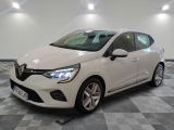 la voiture blanche est garée sur un sol en damier dans le garage