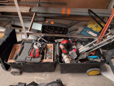 de nombreux outils qui traînent dans les bacs