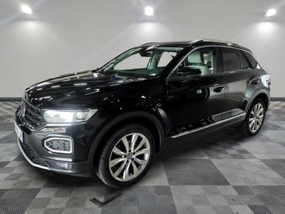 un SUV Volkswagen noir garé dans un garage au sol carrelé